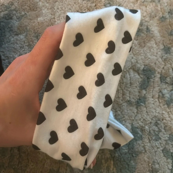 Set of 2 stretchy headbands black and white hearts - Picture 7 of 7